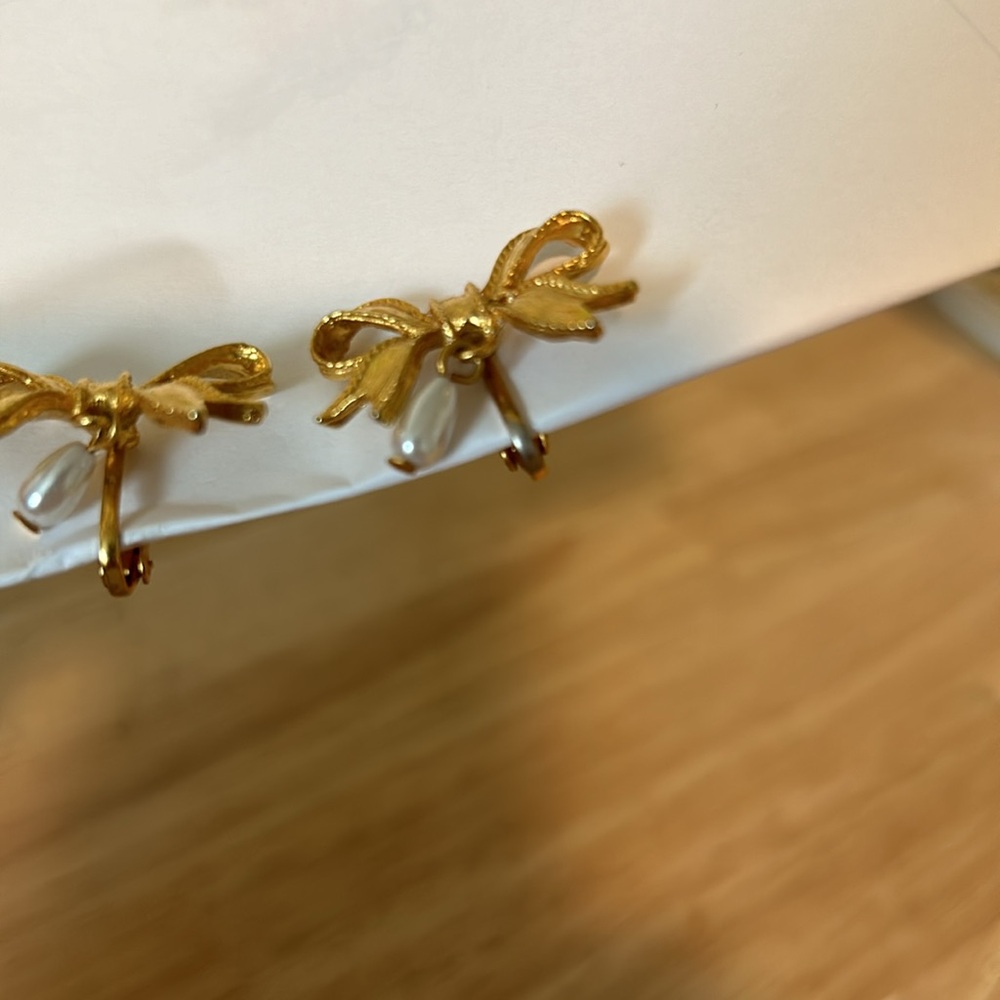 Vintage clip on bow and pearl earrings - Picture 5 of 5